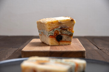 ドライフルーツとナッツを贅沢に練り込んだ濃厚チーズテリーヌ