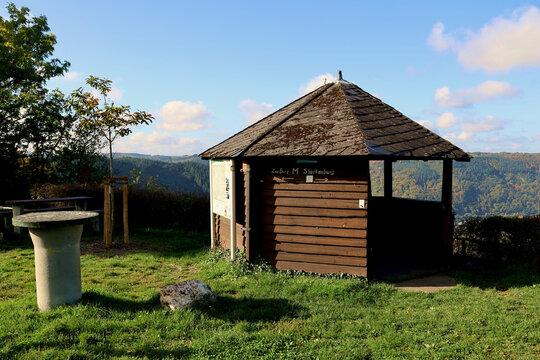 Schutzh&uuml;tte bei Starkenburg im Landkreis Bernkastel-Wittlich in Rheinland-Pfalz im Herbst. Aussicht vom Wanderweg Moselsteig Seitensprung Leiermannspfad. 
