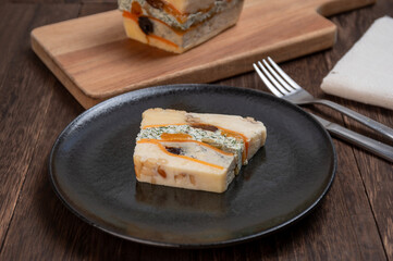 ドライフルーツとナッツを贅沢に練り込んだ濃厚チーズテリーヌ