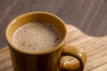 冬の午後のティータイムに楽しむ温かいカフェラテと木のぬくもり