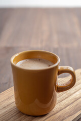 冬の午後のティータイムに楽しむ温かいカフェラテと木のぬくもり