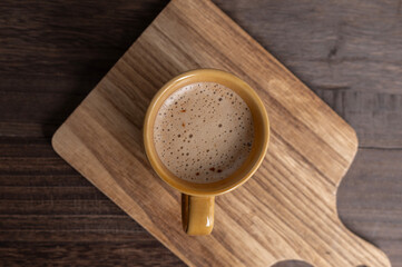 冬の午後のティータイムに楽しむ温かいカフェラテと木のぬくもり