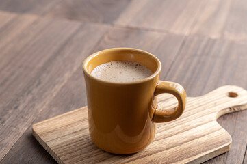 冬の午後のティータイムに楽しむ温かいカフェラテと木のぬくもり