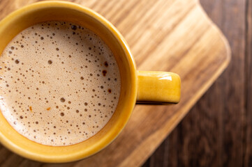 冬の午後のティータイムに楽しむ温かいカフェラテと木のぬくもり