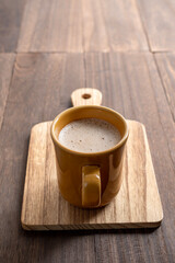 冬の午後のティータイムに楽しむ温かいカフェラテと木のぬくもり