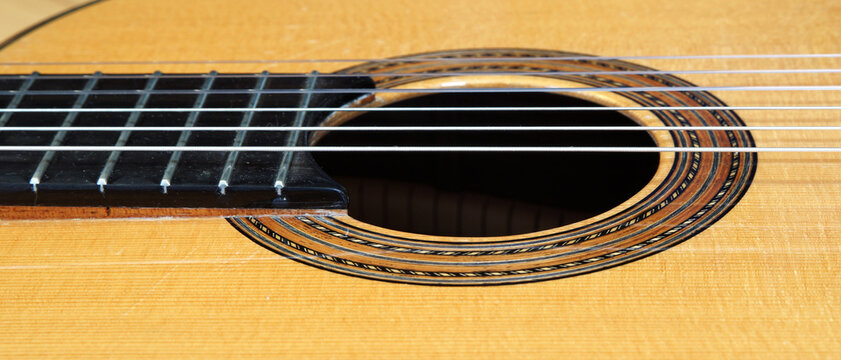 Konzertgitarre Detail, Schallloch liegend
