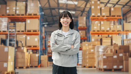 物流センターで働く若い女性作業スタッフ