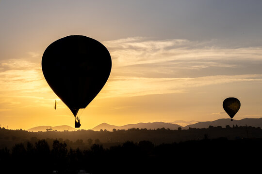 Mongolfiere colorate si alzano in volo all'alba