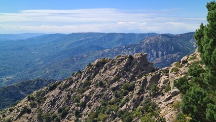 Les magnifiques arêtes rocheuses du mont Caroux vues depuis la table d'orientation du Caroux