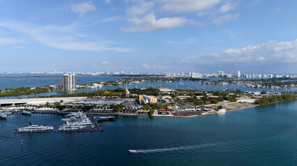 Obraz premium Aerial drone view of Miami bay with islands and boats on calm water