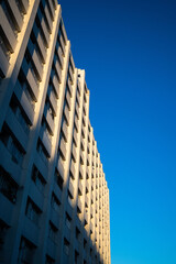 昭和に建てられた鉄筋の高層住宅、高度経済成長に建てられたアパートメント