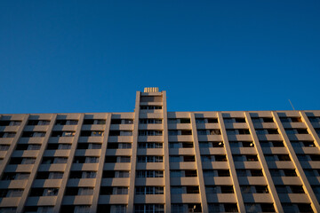 昭和に建てられた鉄筋の高層住宅、高度経済成長に建てられたアパートメント