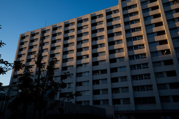 昭和に建てられた鉄筋の高層住宅、高度経済成長に建てられたアパートメント