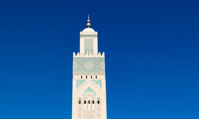 Fototapeta premium scenic view of the Hassan II Mosque, located on the coast of the Atlantic Ocean in Casablanca, Morocco
