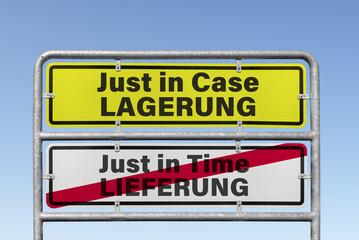 Obraz premium Metalltafel, Unternehmensphilosophie; Just in Case-Lagerung statt Just in Time-Lieferung