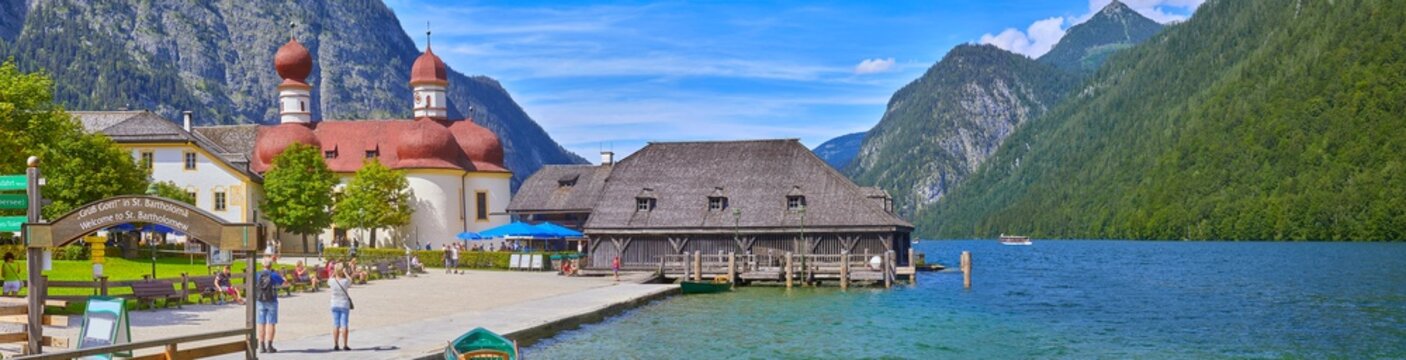 Sch&ouml;nes grosses Panorama auf den K&ouml;nigssee, mit der ber&uuml;hmten Wallfahrtskirche St. Bartholom&auml;. In Bayern, Deutschland.

