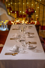 Table &eacute;l&eacute;gante et d&eacute;cor&eacute;e pour le r&eacute;veillon du Nouvel An 