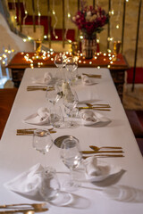 Table &eacute;l&eacute;gante et d&eacute;cor&eacute;e pour le r&eacute;veillon du Nouvel An 