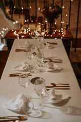 Table &eacute;l&eacute;gante et d&eacute;cor&eacute;e pour le r&eacute;veillon du Nouvel An 