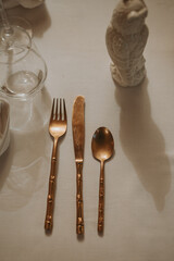 Table &eacute;l&eacute;gante et d&eacute;cor&eacute;e pour le r&eacute;veillon du Nouvel An 