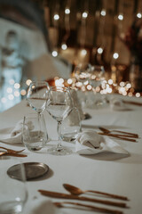 Table &eacute;l&eacute;gante et d&eacute;cor&eacute;e pour le r&eacute;veillon du Nouvel An 