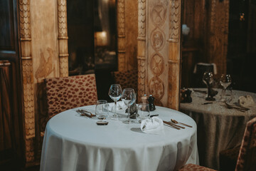 Table &eacute;l&eacute;gante et d&eacute;cor&eacute;e pour le r&eacute;veillon du Nouvel An 