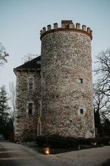 Obraz premium La tour ronde médiévale d'un château en pierre