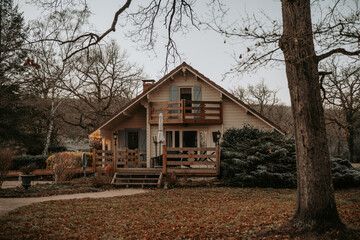Chalet traditionnel en bois dans un paysage d'hiver 
