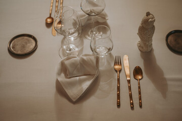 Table &eacute;l&eacute;gante et d&eacute;cor&eacute;e pour le r&eacute;veillon du Nouvel An 