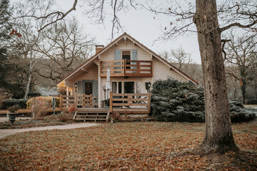 Chalet traditionnel en bois dans un paysage d'hiver 