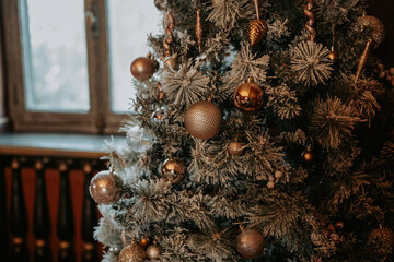 Sapin de Noel d&eacute;cor&eacute; pr&egrave;s d'une fen&ecirc;tre avec lumi&egrave;re douce d'hiver 