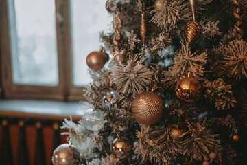 Sapin de Noel d&eacute;cor&eacute; pr&egrave;s d'une fen&ecirc;tre avec lumi&egrave;re douce d'hiver 