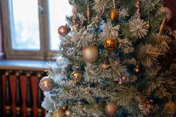 Sapin de Noel d&eacute;cor&eacute; pr&egrave;s d'une fen&ecirc;tre avec lumi&egrave;re douce d'hiver 