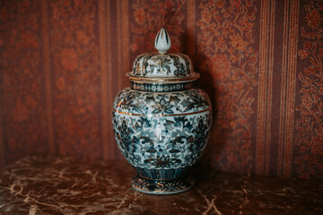 Vase ancien d&eacute;coratif dans un int&eacute;rieur de style classique et &eacute;l&eacute;gant 