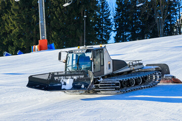 Ratrak przygotowujący stok narciarski © S U N Y K I L L E R