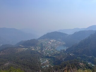 Naklejka premium a top view of a town with lake.