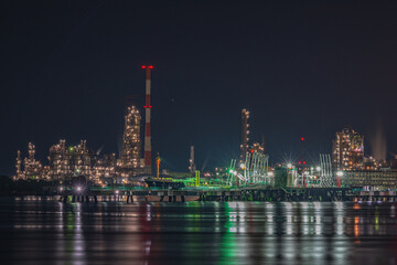 Fototapeta premium 日本の三重県四日市市のとても美しい工場夜景