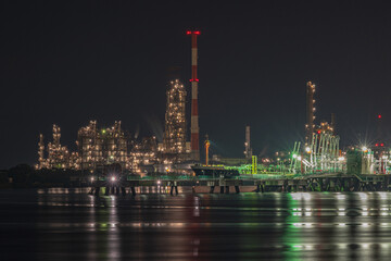 Fototapeta premium 日本の三重県四日市市のとても美しい工場夜景