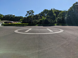 アスファルトの路面のヘリコプター着陸用のヘリポートのサイン