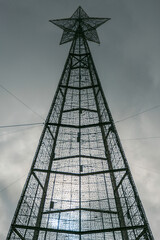 Silueta de &aacute;rbol de Navidad al contraluz en un d&iacute;a nublado.