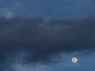 La luna llena en la ciudad © daniel