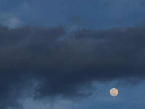 La luna llena en la ciudad