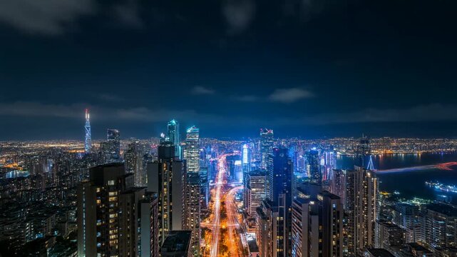 夜景を疾走する光の軌跡が描くタイムラプス