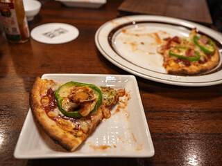 取り皿に取り分けた熱々ミックスピザ