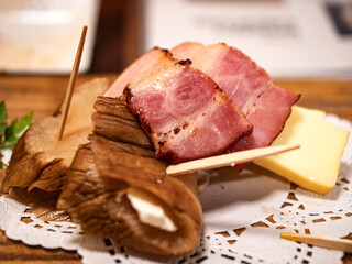 燻製の極み、いぶりがっこチーズとベーコン