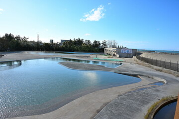 山の下海浜公園内にある屋外市民プール（新潟県新潟市）