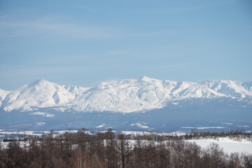 冬の晴れた日の雪の山並み　十勝岳連峰
