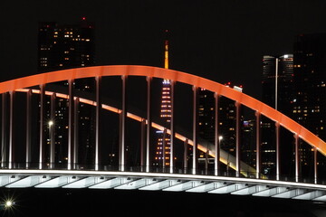 Fototapeta premium ライトアップされた築地大橋と東京タワー