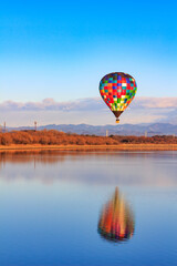 Fototapeta premium 湖の上の熱気球