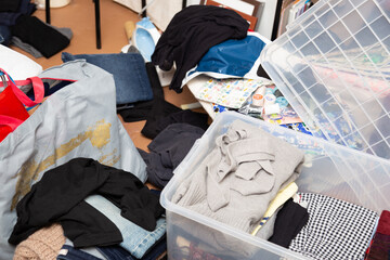 散らかった部屋